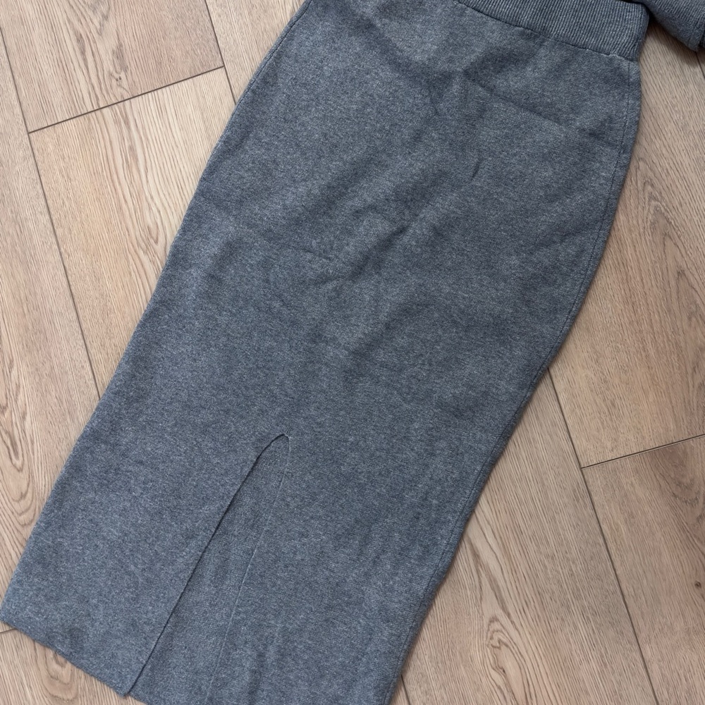 Uniqlo Charcoal Women's Skirt Set - Picture 4 of 5